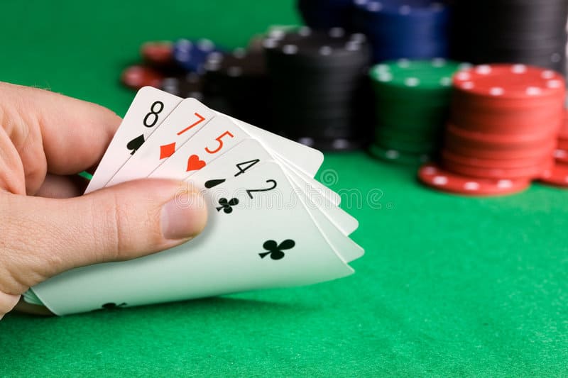 Blefowanie w Pokerze Online i Na Żywo
